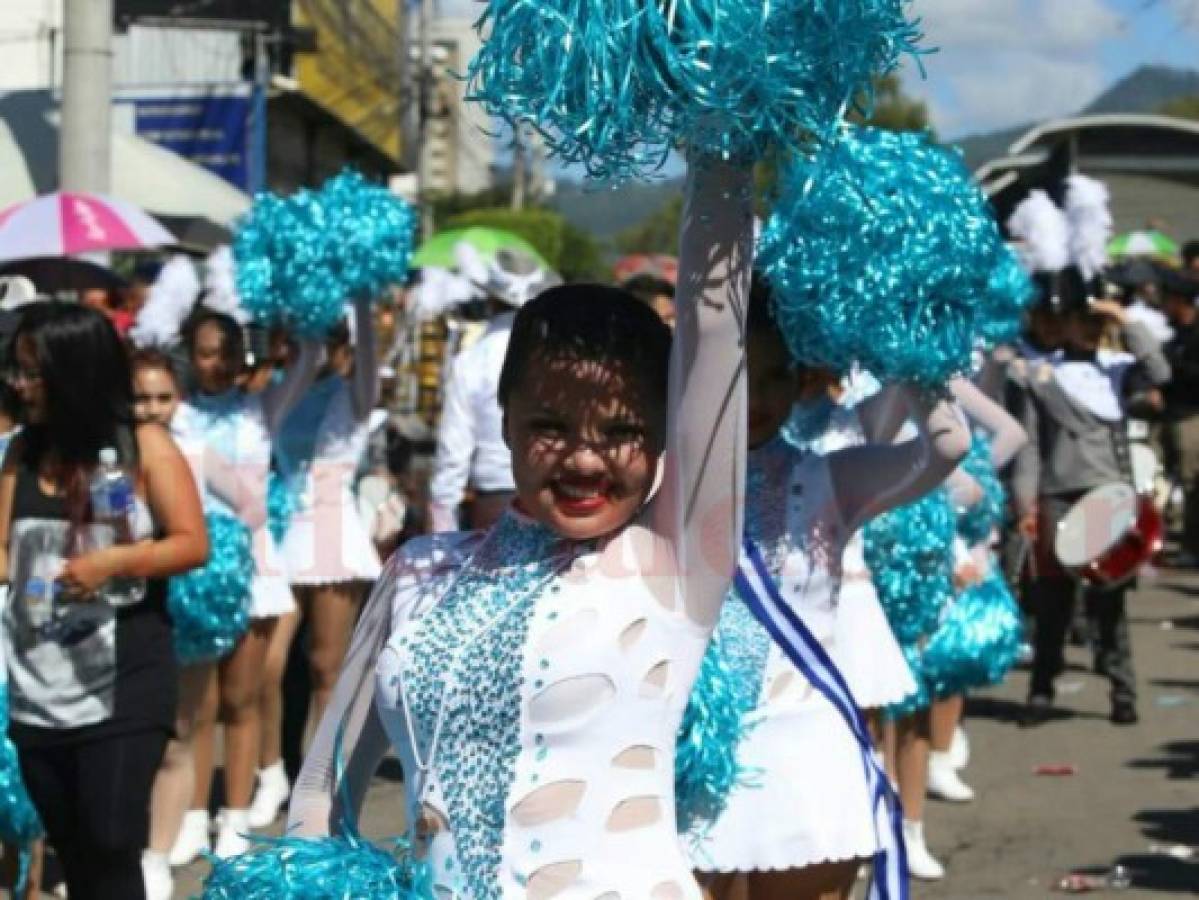 Derroche de emociones, alegría y elegancia al paso del Central Vicente Cáceres en los desfiles de Tegucigalpa