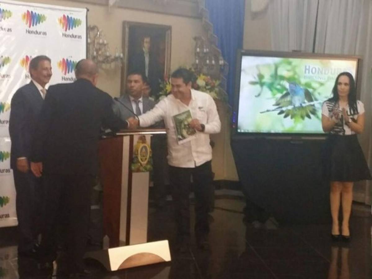 Presidente recibe la Estrategia Hondureña de Aviturismo