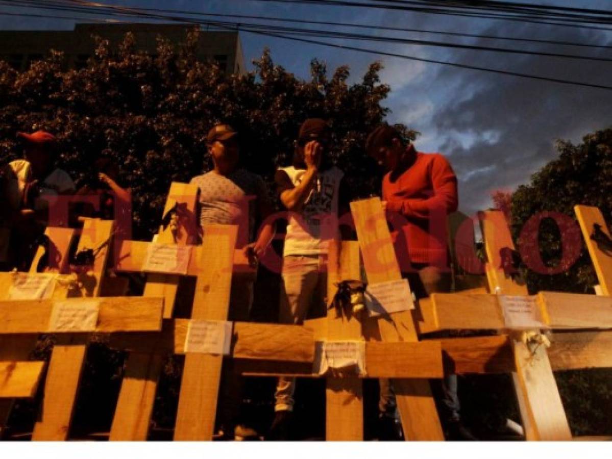 Simpatizantes de la Alianza protestan frente a la Embajada Americana en Tegucigalpa
