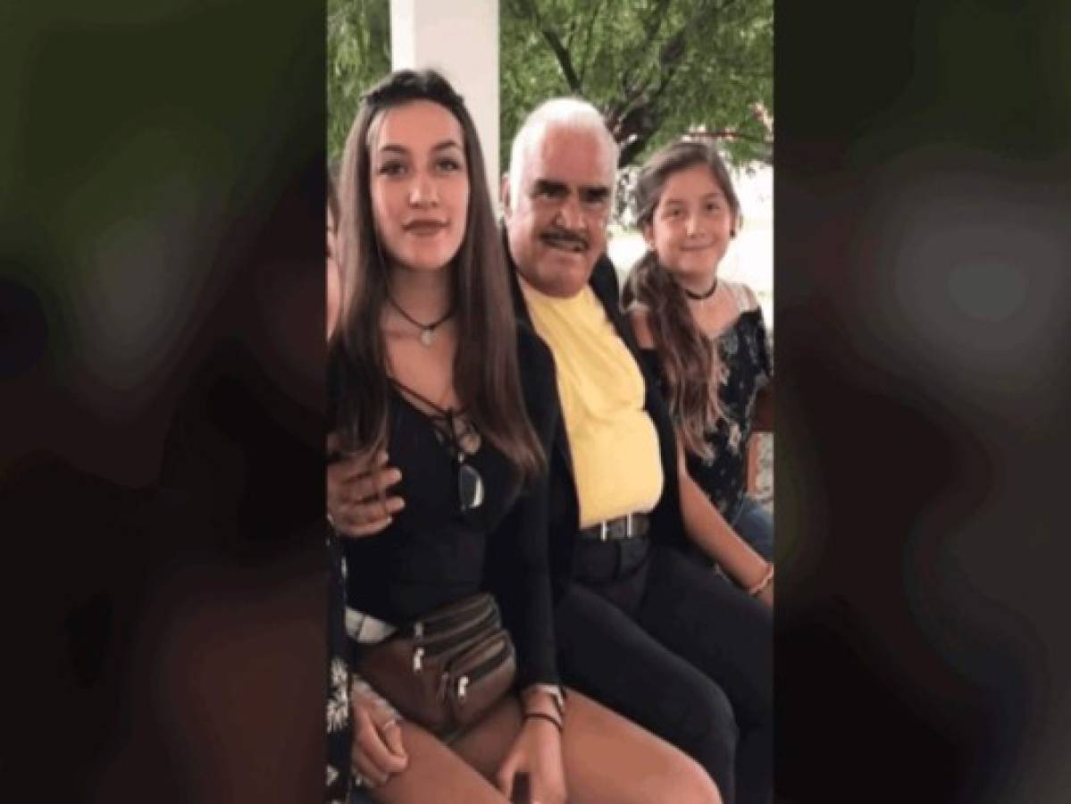 Habla la joven que manoseó el cantante Vicente Fernández