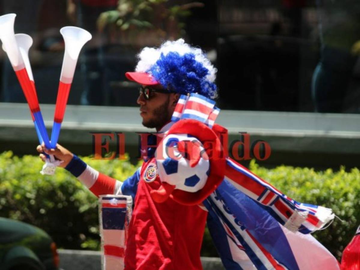 Ambiente de fiesta en las afueras del Nacional previo al Costa Rica-Honduras