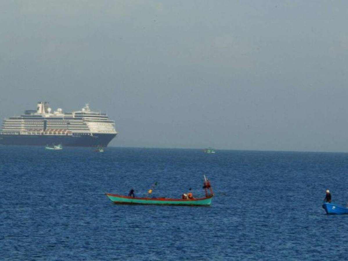 Camboya admite crucero rechazado por 4 países ante temor a virus 