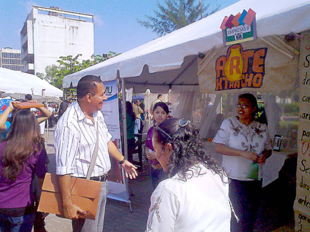 Universitarios emprendedores instalan sus empresas en el centro de Tegucigalpa