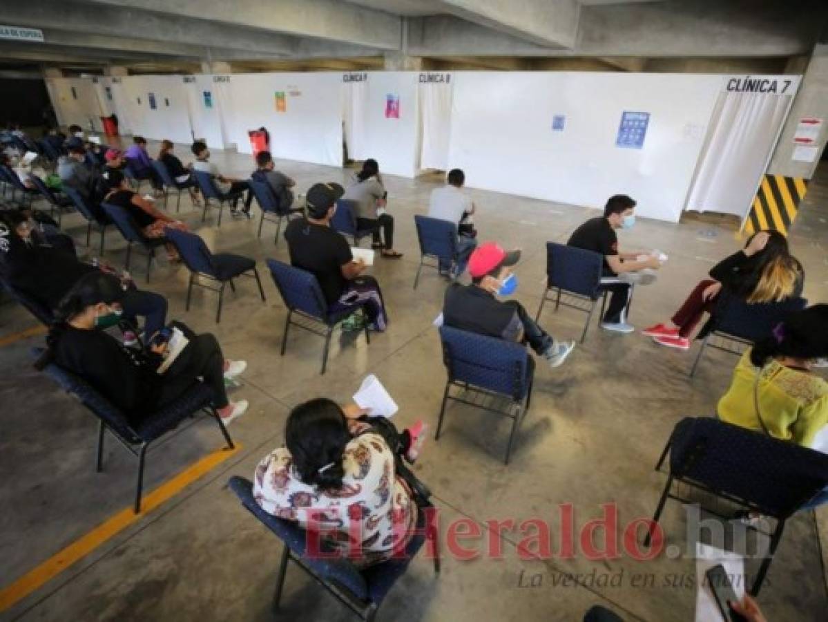 Los triajes lucen repletos de personas sospechosas de covid-19. Foto: Emilio Flores/El Heraldo