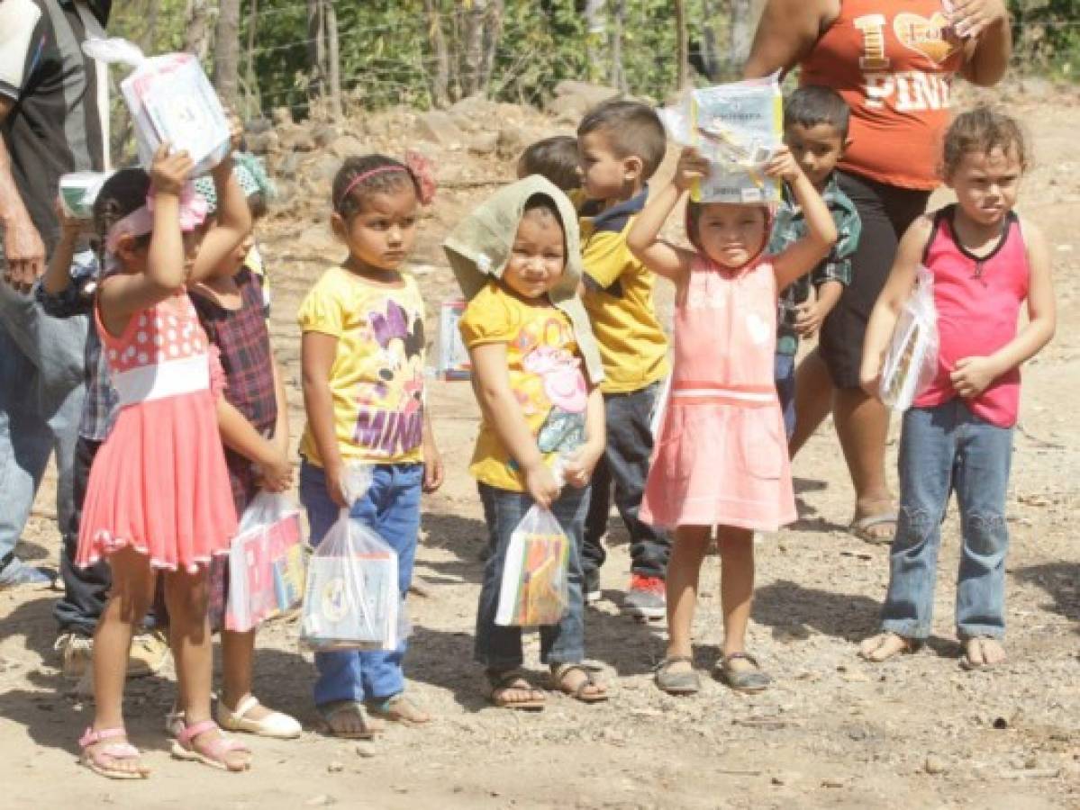 En La Picota un centenar de niños reciben un kit educativo