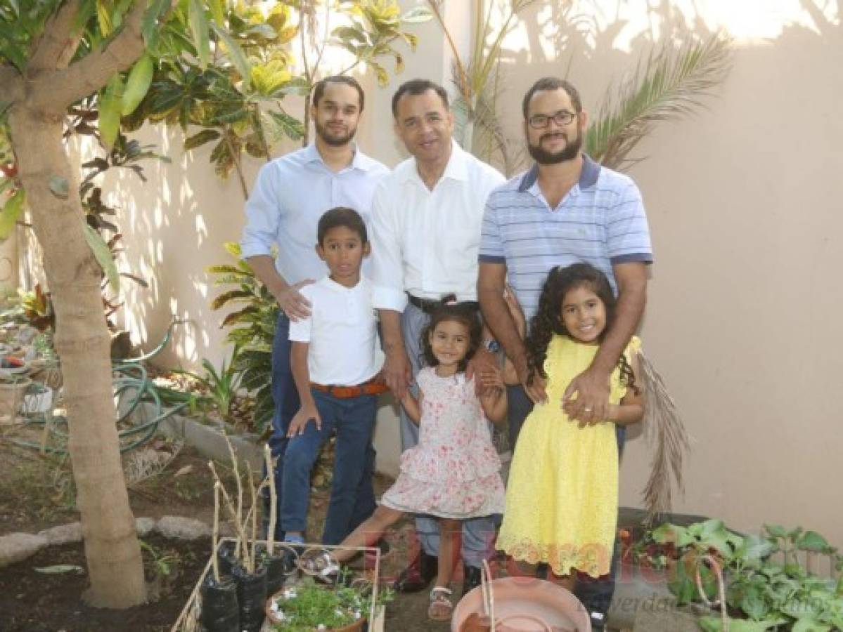 Jorge Zelaya con dos de sus hijos y tres nietos.