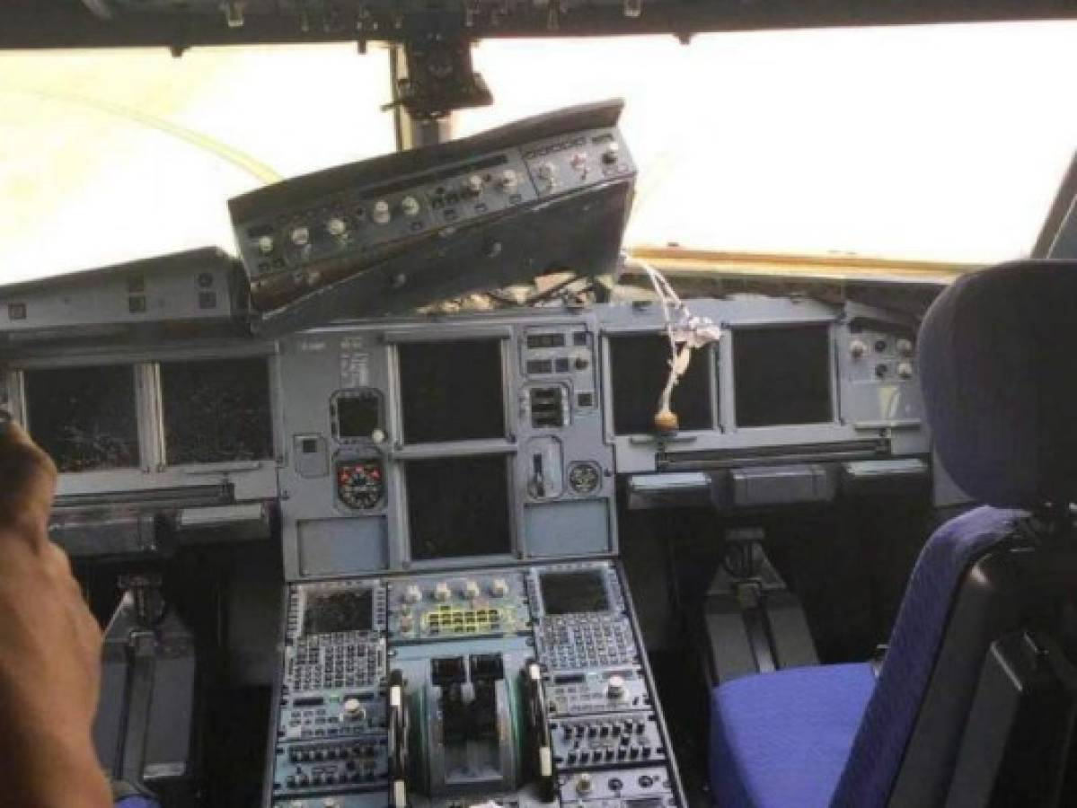 Copiloto de avión se salva de morir tras estallar parabrisas a 10 mil metros de altura