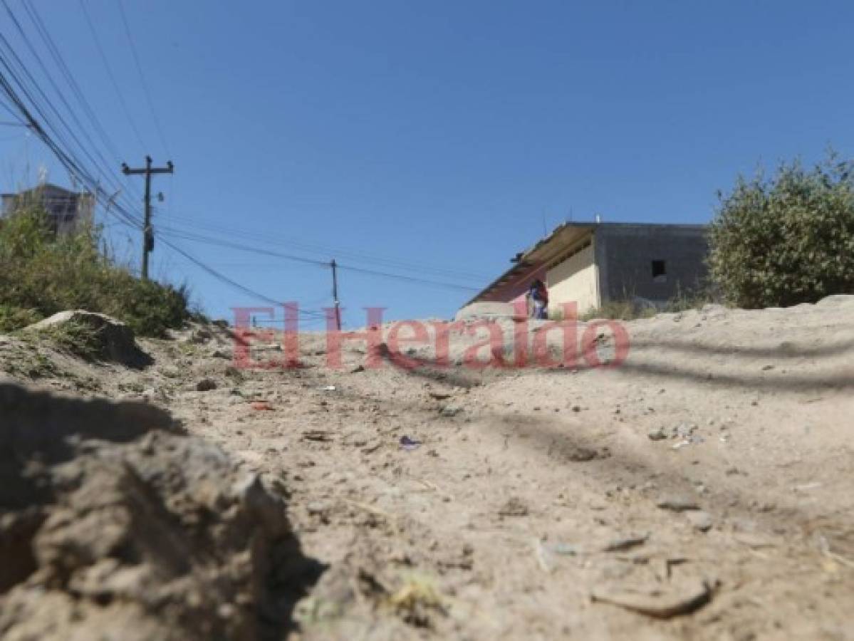 Terrible calle quiebra amortiguadores en la colonia Reynel Fúnez de la capital