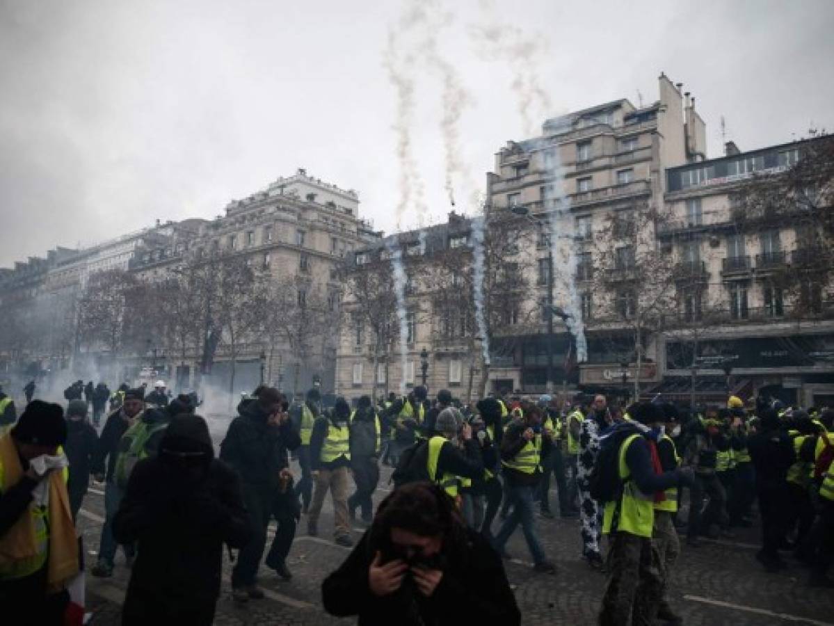 Violencia y casi 1,400 detenidos durante protestas de 'chalecos amarillos' en Francia