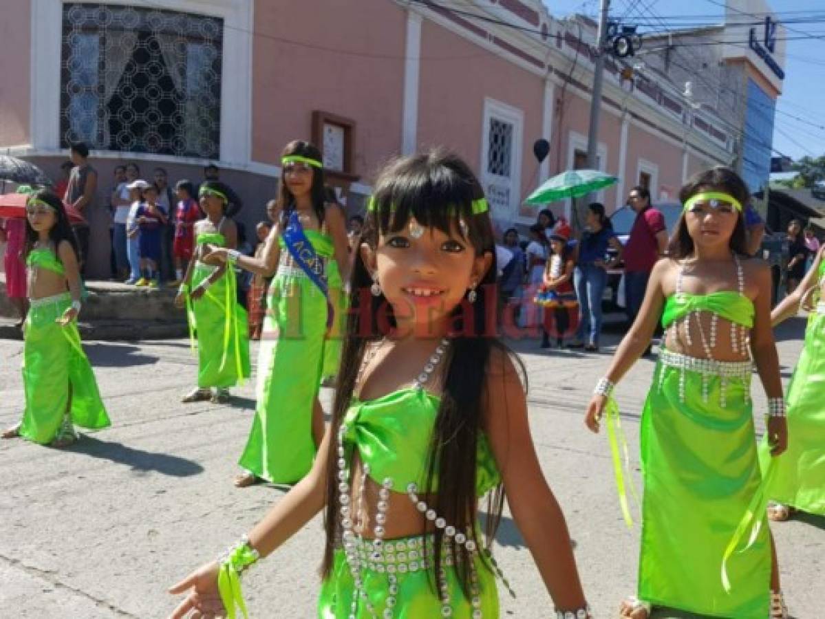 Colorido y eufórico desfile de escuelas de la ciudad de La Paz 