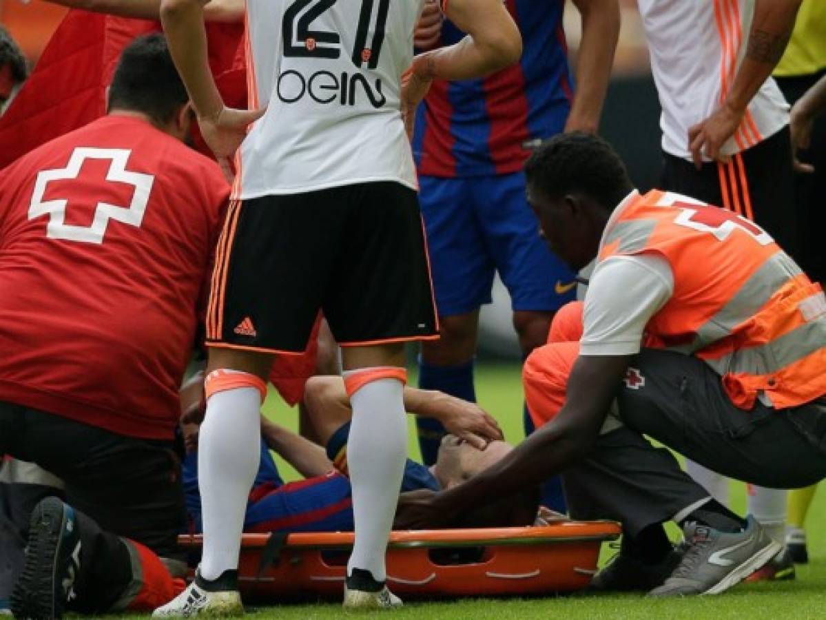 Iniesta se lesiona la rodilla derecha en el partido con Valencia
