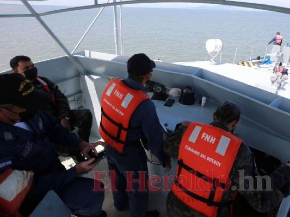 La guardacostas Choluteca de Honduras estaba cerca de la boya seis, donde termina la delimitación con Nicaragua. Muy cerca se ubicaba, cuidando su territorio, la Naval de El Salvador. Foto: David Romero/El Heraldo