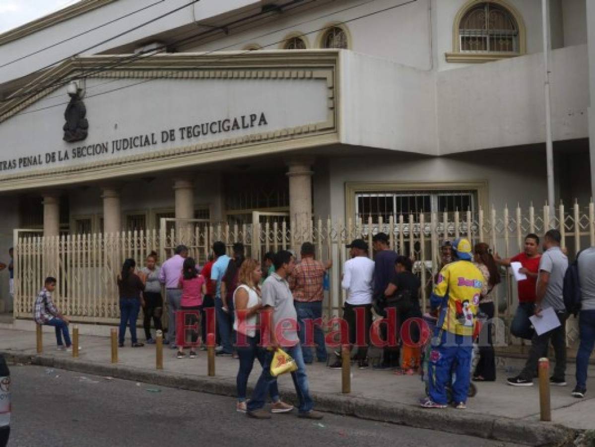 Exempleados de Salud en evacuación de medios de prueba