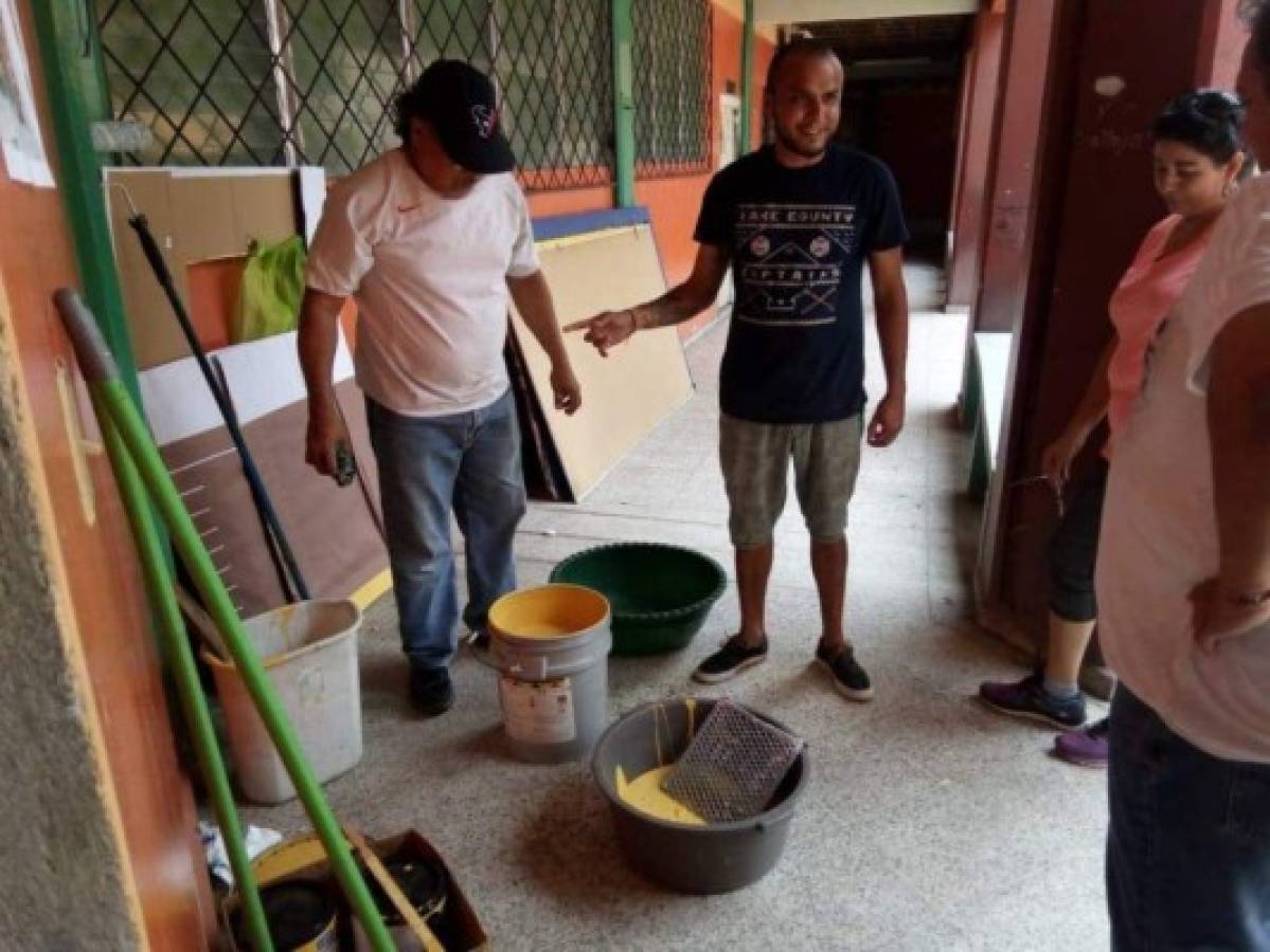 La peña 'Los Leales' de la Ultra Fiel en San Pedro Sula realizaron trabajos de remodelación en la biblioteca de la Escuela Presentación Centeno del Barrio Cabañas.