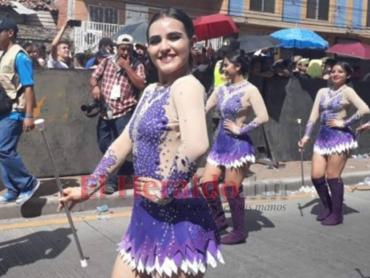 El traje de las palillonas del Central que atrae por su confuso color