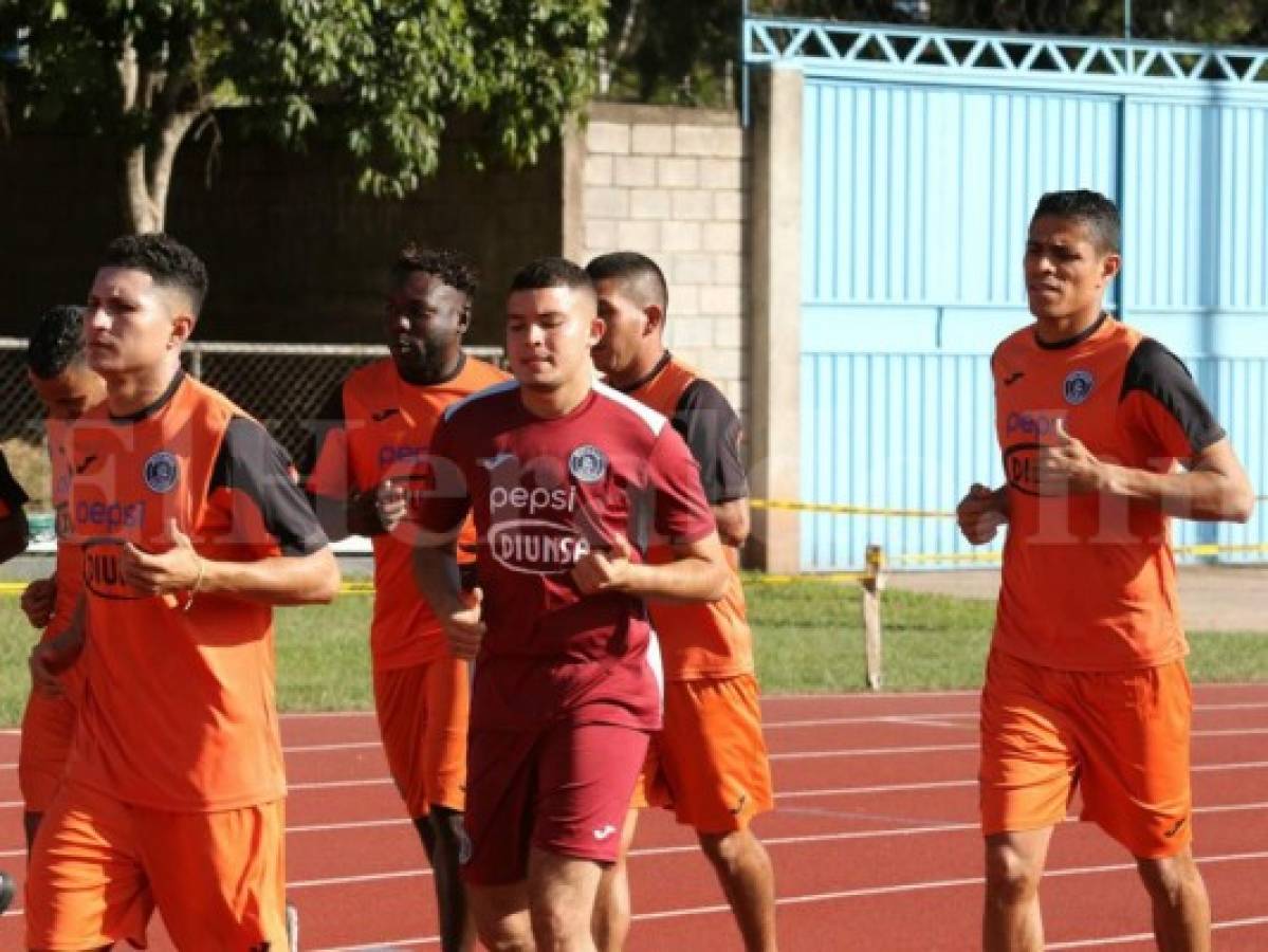 Diego Vazquez se presentó a los entrenos de Motagua con la camisa de la Copa 14