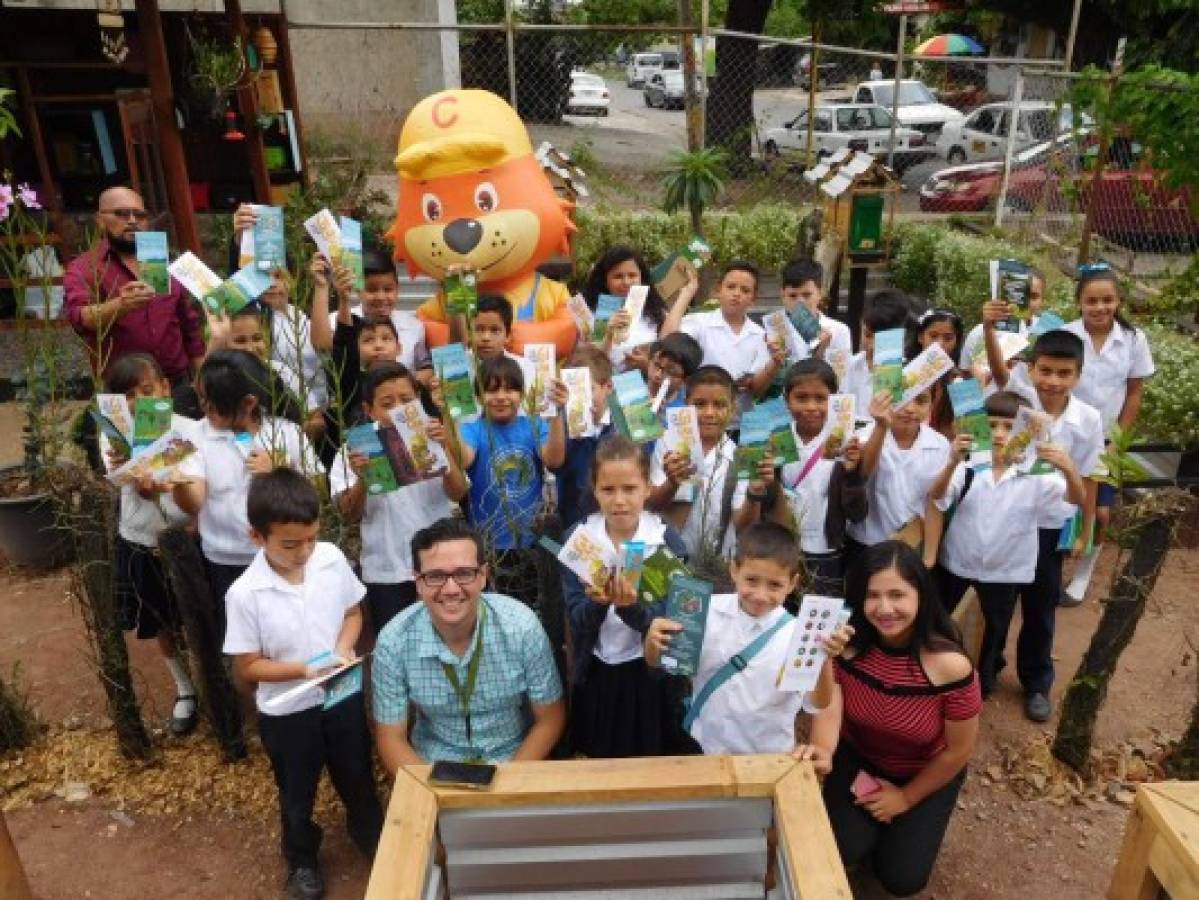 Alumnos de la Escuela Paquita Guerrero, impresionados con las abejas meliponas