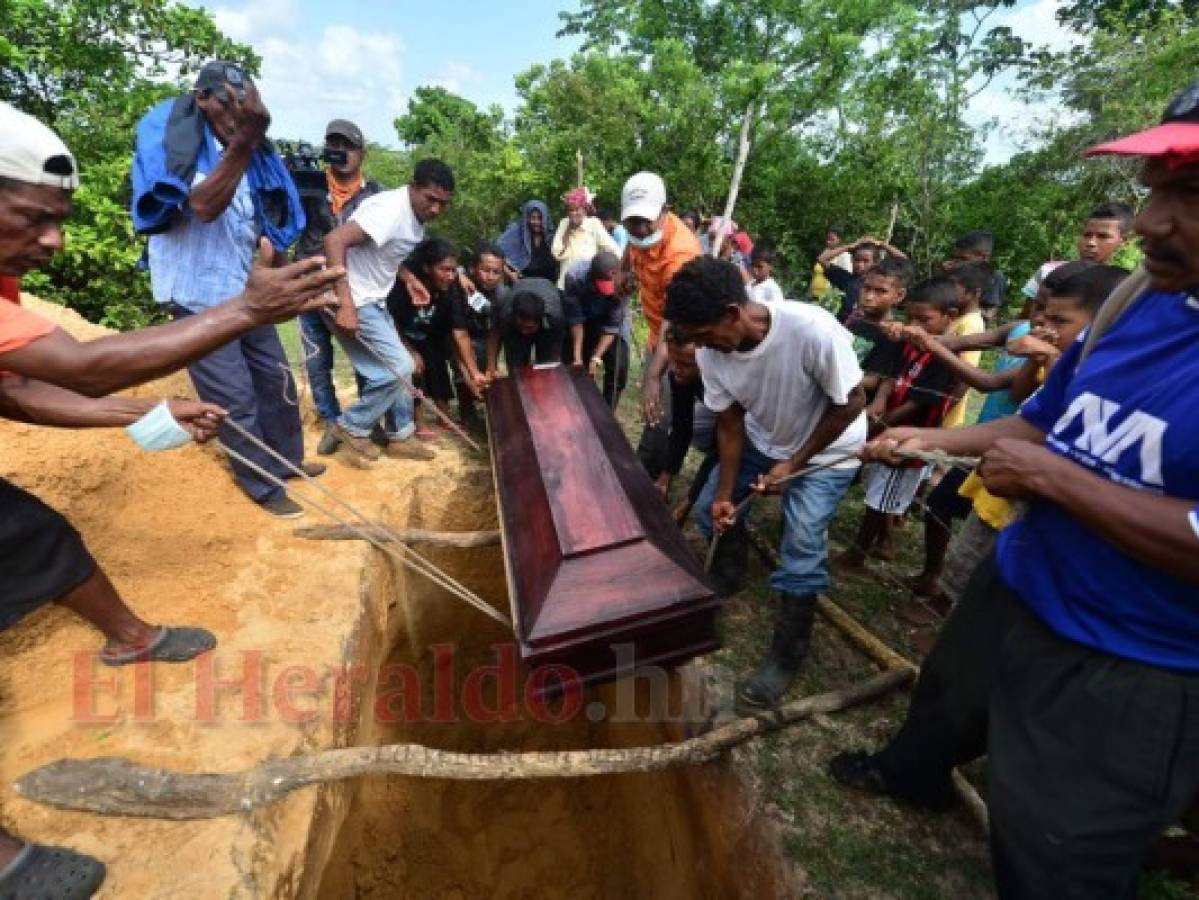 Comienzan a sepultar a las víctimas del naufragio en La Mosquitia, Honduras