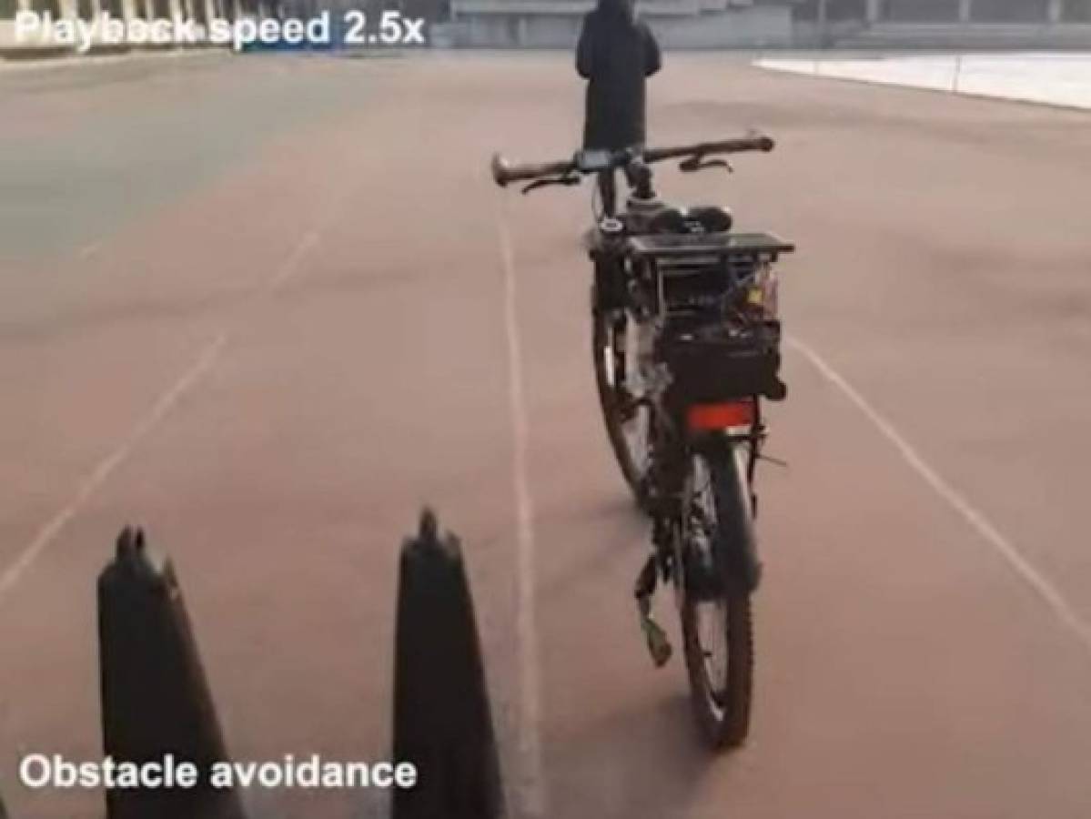 El video muestra la bicicleta en marcha mientras un hombre le imparte órdenes a través de un micrófono. Foto: Youtube