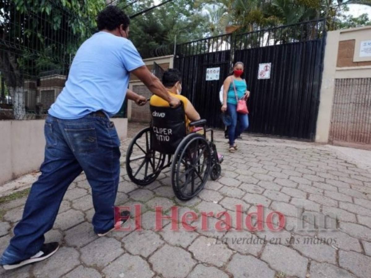 Una paciente recibió el alta tras mejorar su estado de salud en la Clíper de la colonia El Sitio. Foto: David Romero/El Heraldo