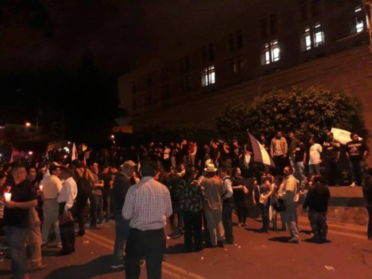 Simpatizantes de la Alianza protestan frente a la Embajada Americana en Tegucigalpa