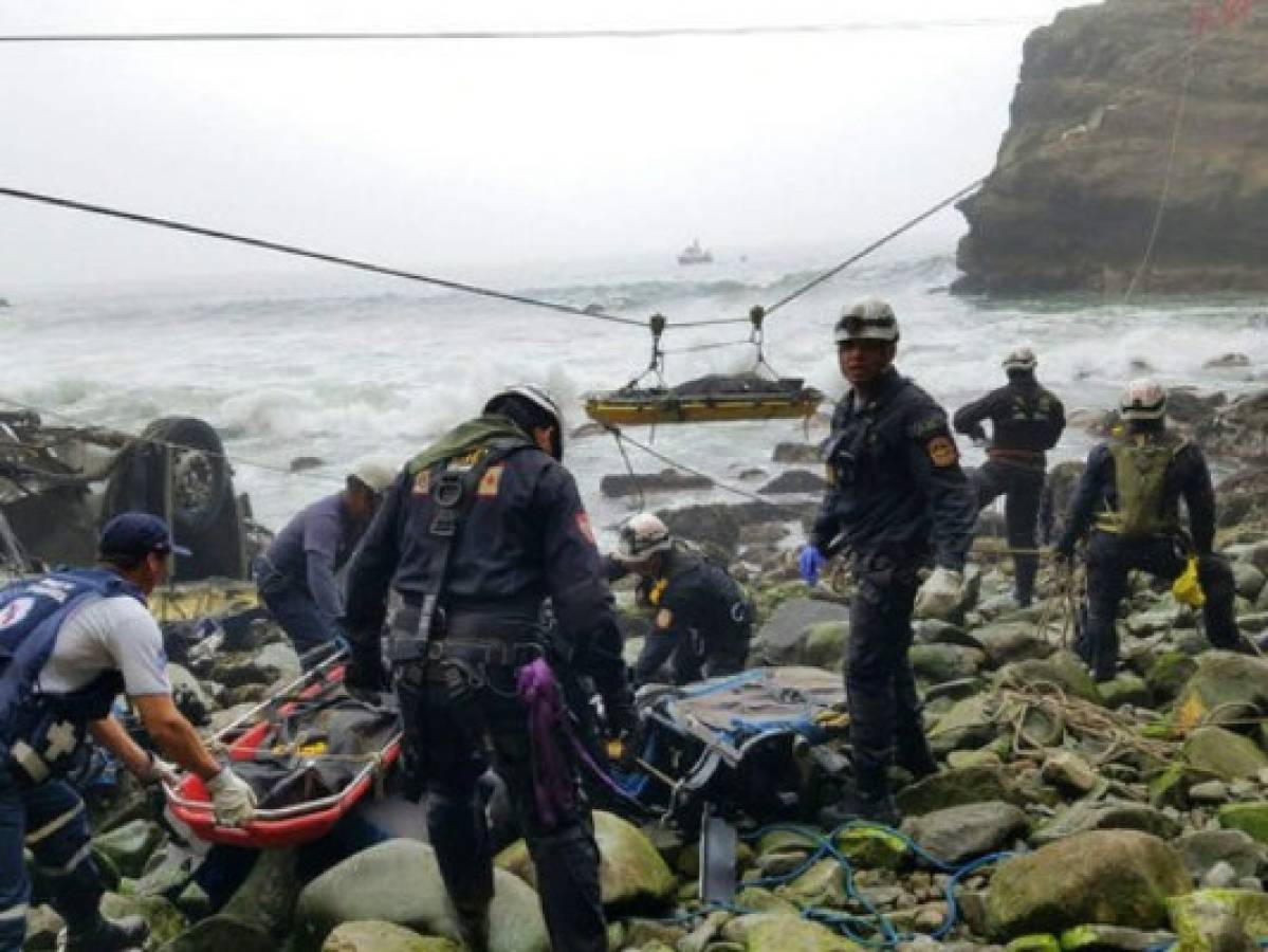 Sube a 51 la cifra de muertos en accidente de Perú