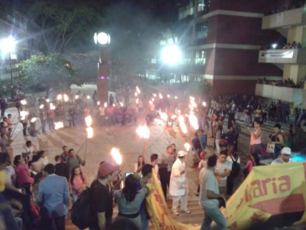 Honduras: Hasta con antorchas protestan contra el 70% en la UNAH