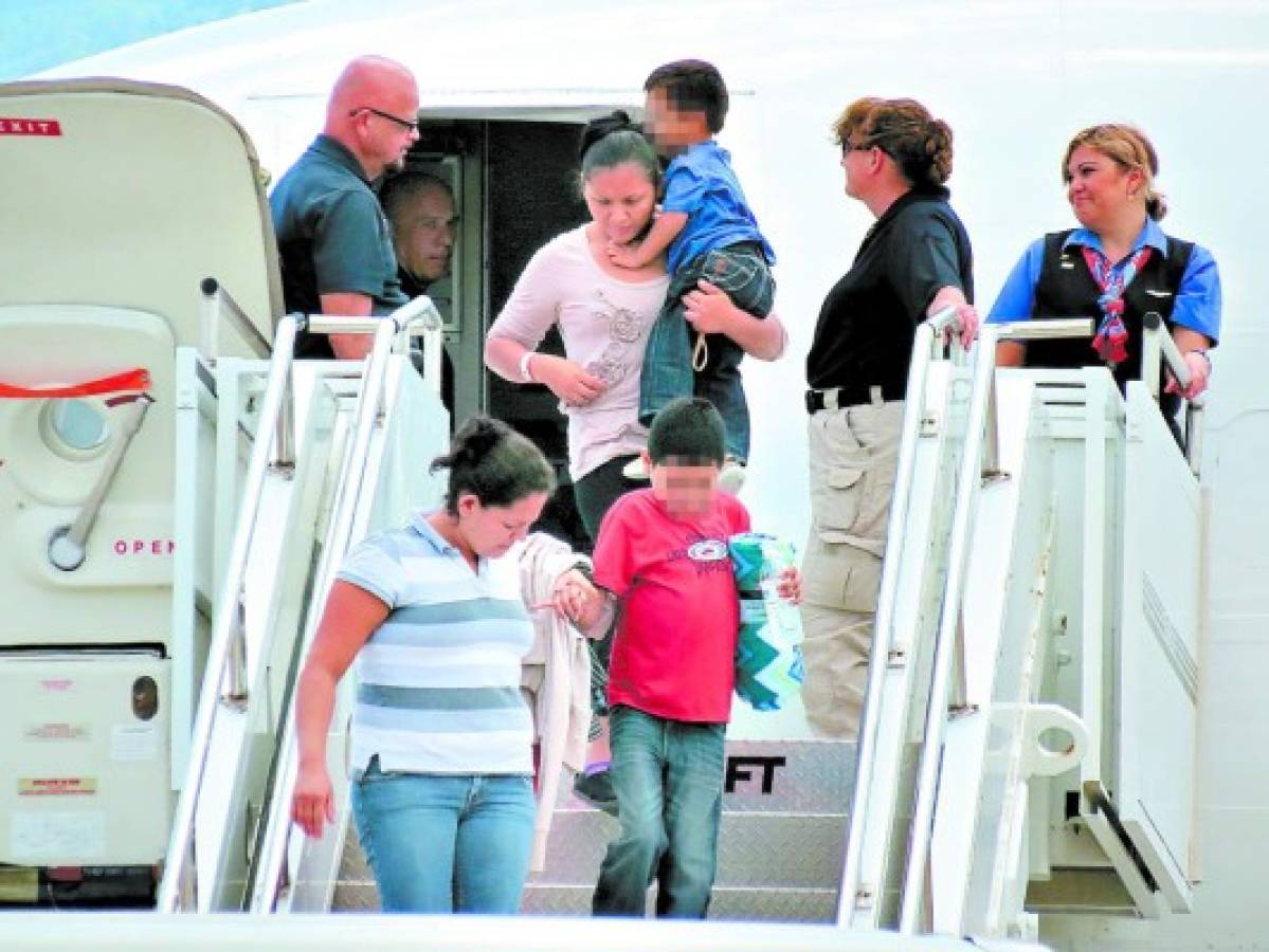 Cuarto vuelo de unidades familiares de deportadas llegó a Palmerola