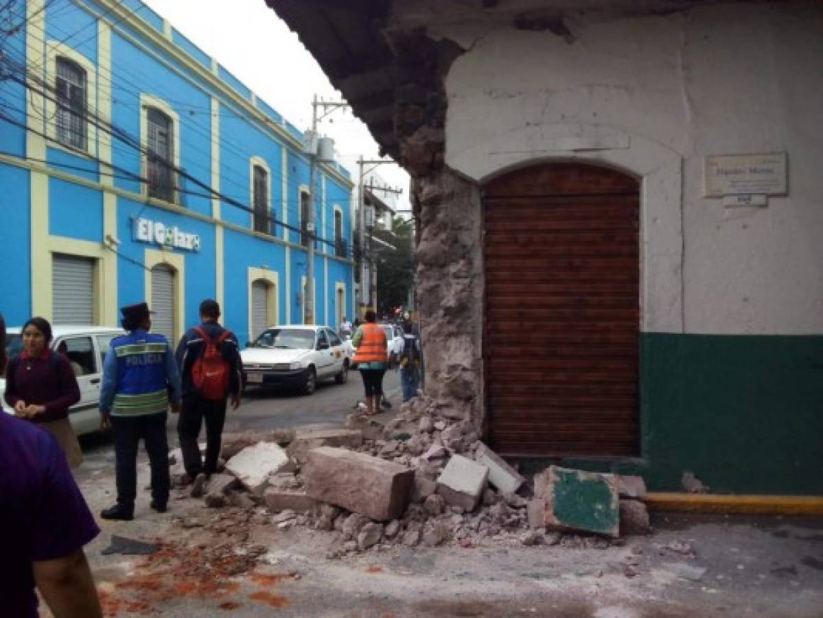 Vehículo impacta y destruye parte de fachada de bar Tito Aguacate