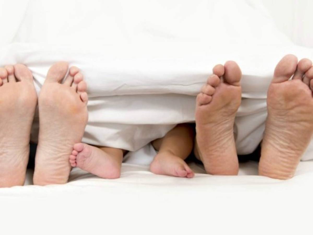 Los bebés que duermen en la habitación de sus padres reducen riesgo de muerte