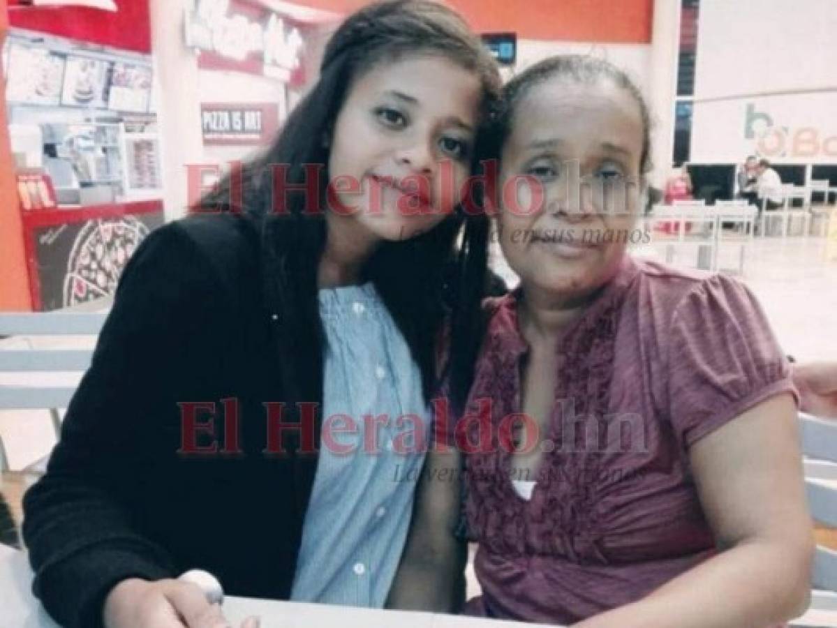La madre compartió con EL HERALDO la última fotografía que se tomó con su hija en el aeropuerto.
