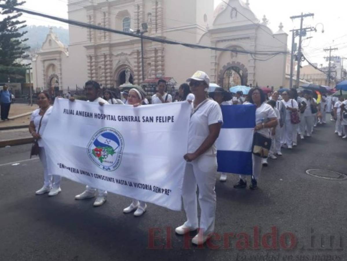 Enfermeras auxiliares marchan en la capital para conmemorar su día