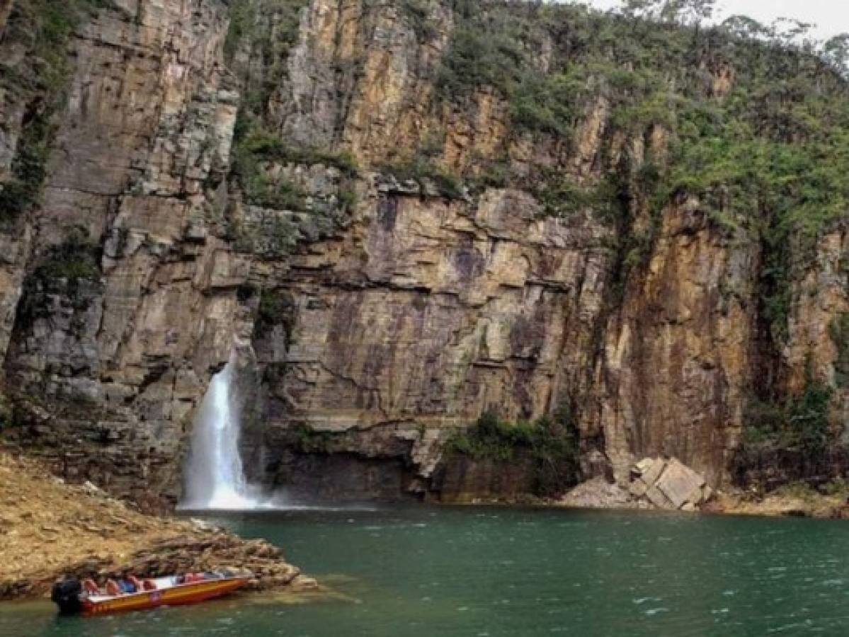 Suben a siete los muertos por desprendimiento de rocas en Brasil