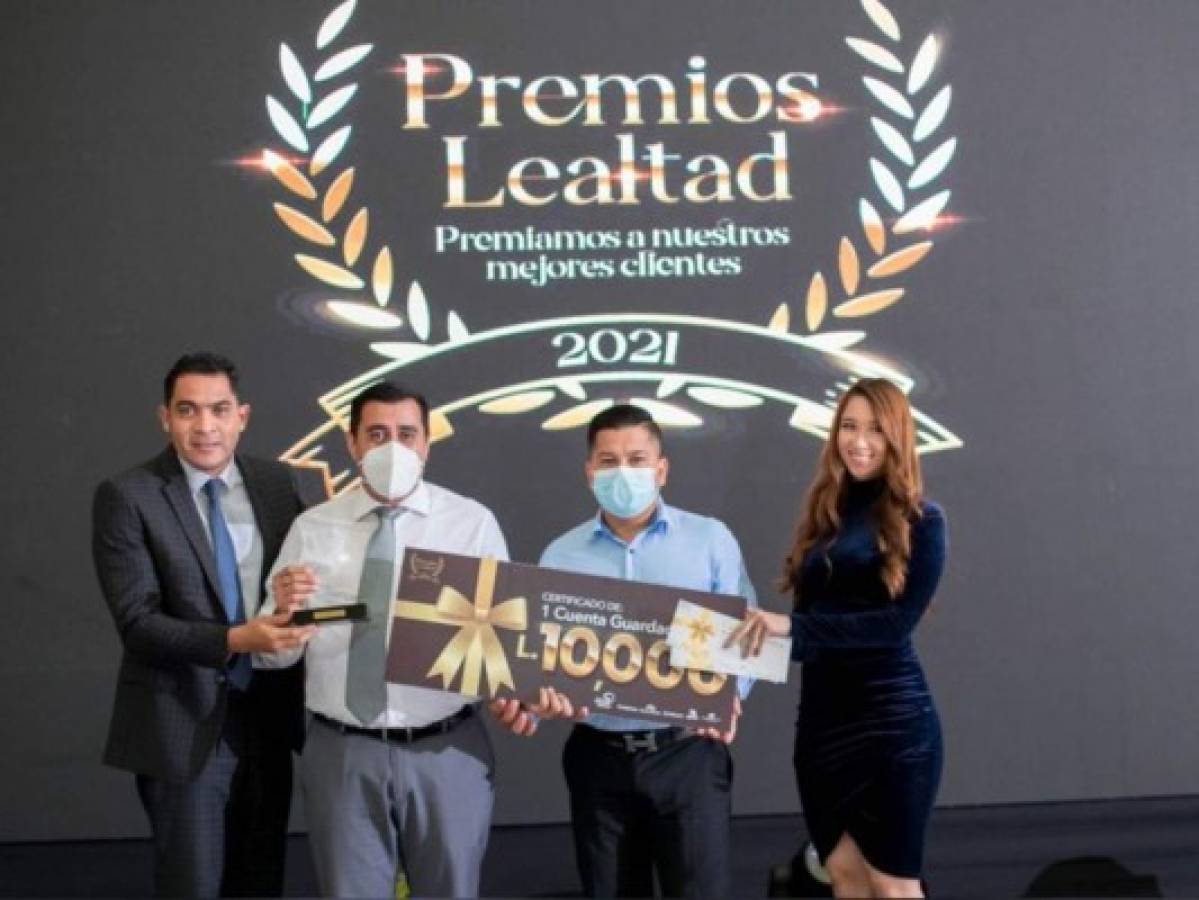 Los clientes recibieron como premio una cuenta Guardadito por L10,000, un Seguro de Vida Tranquilidad, una Asistencia Médica, un minicomponente, una pantalla led y un kit de bienvenida.