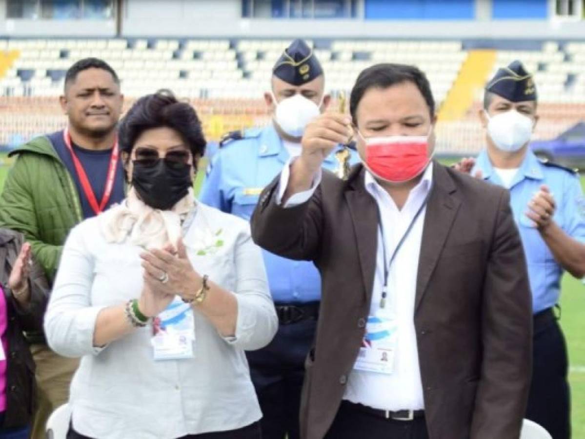 La Comisión de Traspaso mientras recibía las llaves del Estadio Nacional.