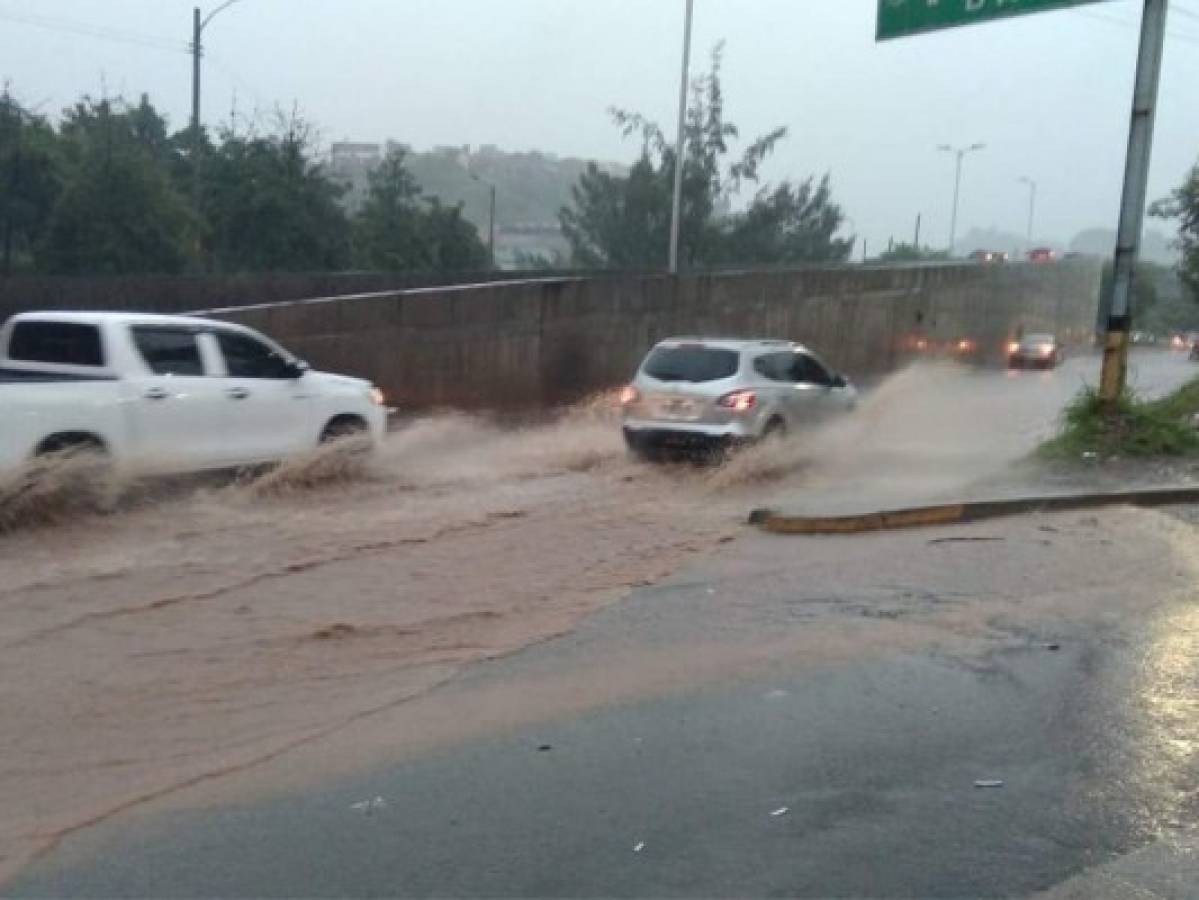 Algunas calles de la capital se vieron inundadas este sábado tras las lluvias.