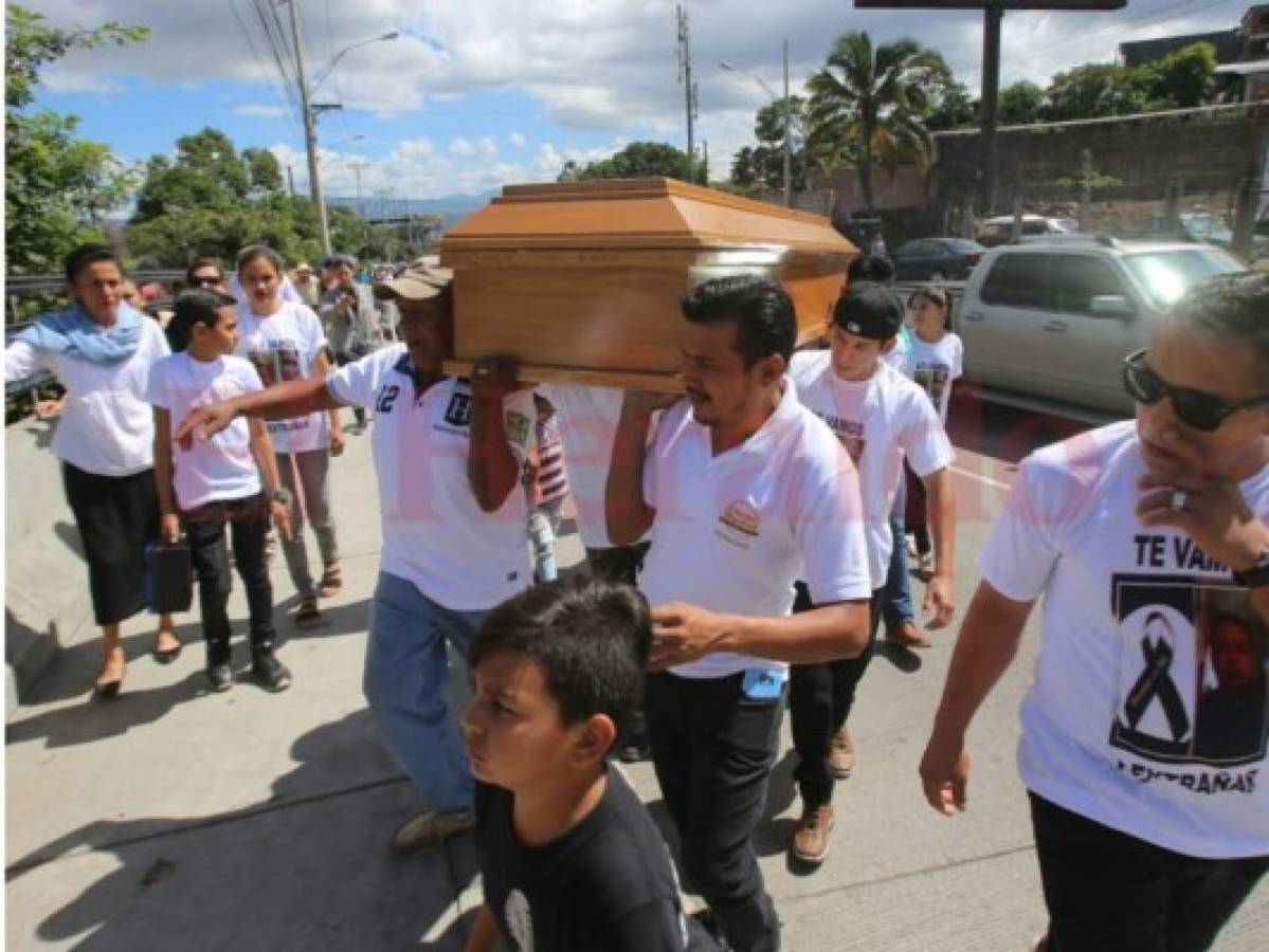 Con caminata despiden a una de las víctimas de masacre en El Carrizal