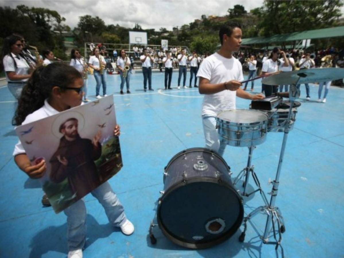 La competencia de las bandas cautiva con belleza y ritmo juvenil