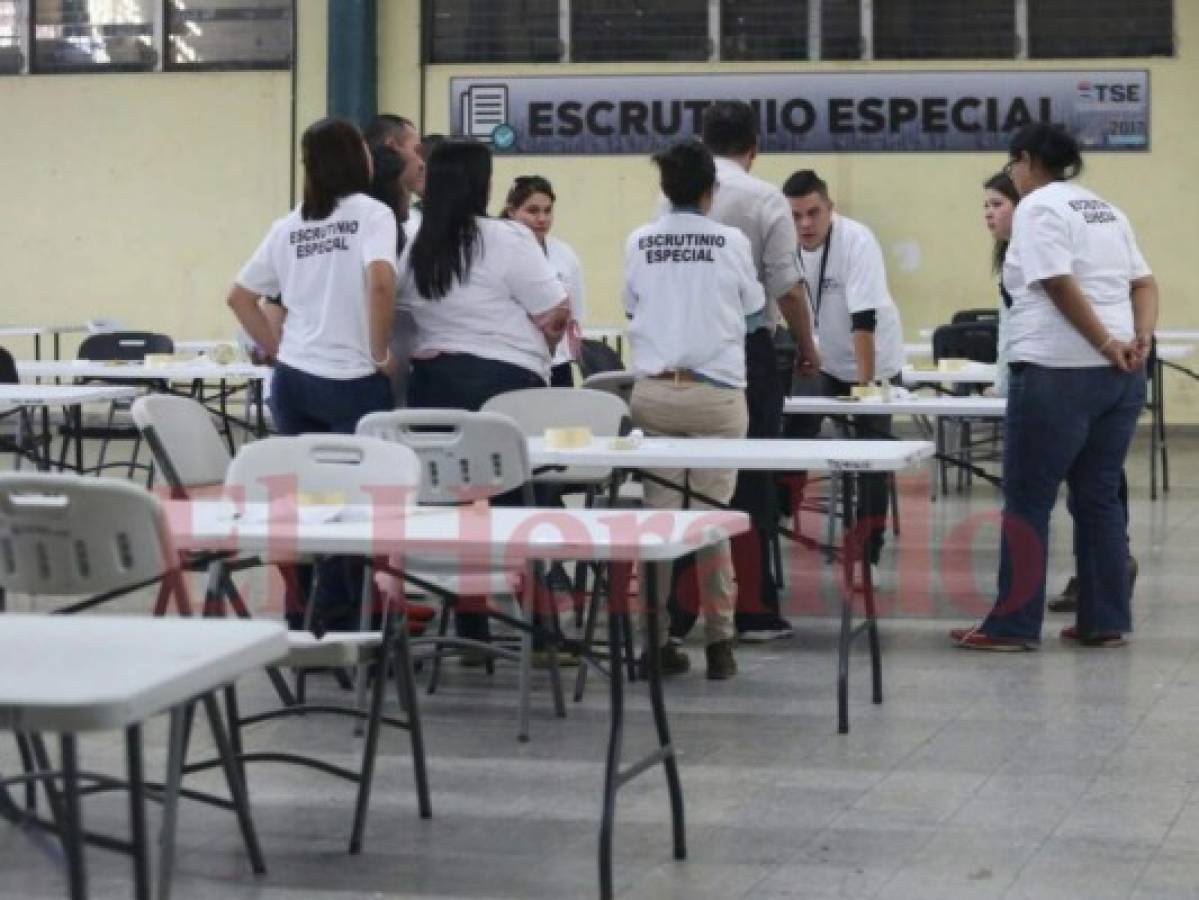 Delegados de partidos políticos observadores en el TSE para iniciar con el escrutinio especial de actas