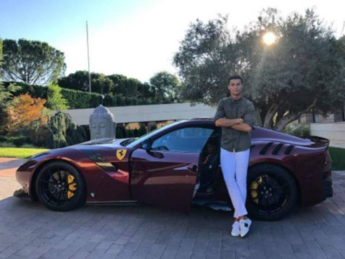 Cristiano Ronaldo presume su nuevo carro: un Ferrari F12 Tour de France
