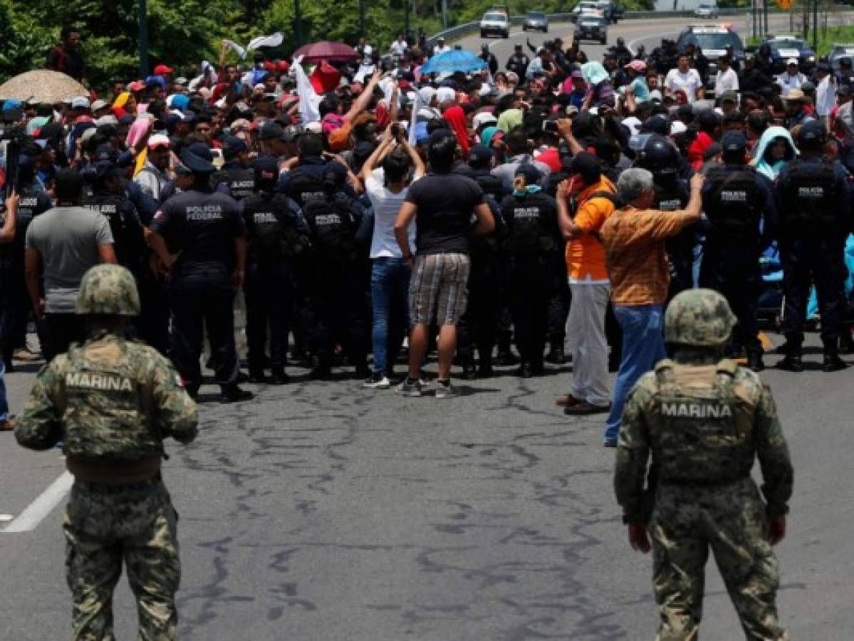 México frena caravana de casi 500 migrantes después de ultimátum de Donald Trump