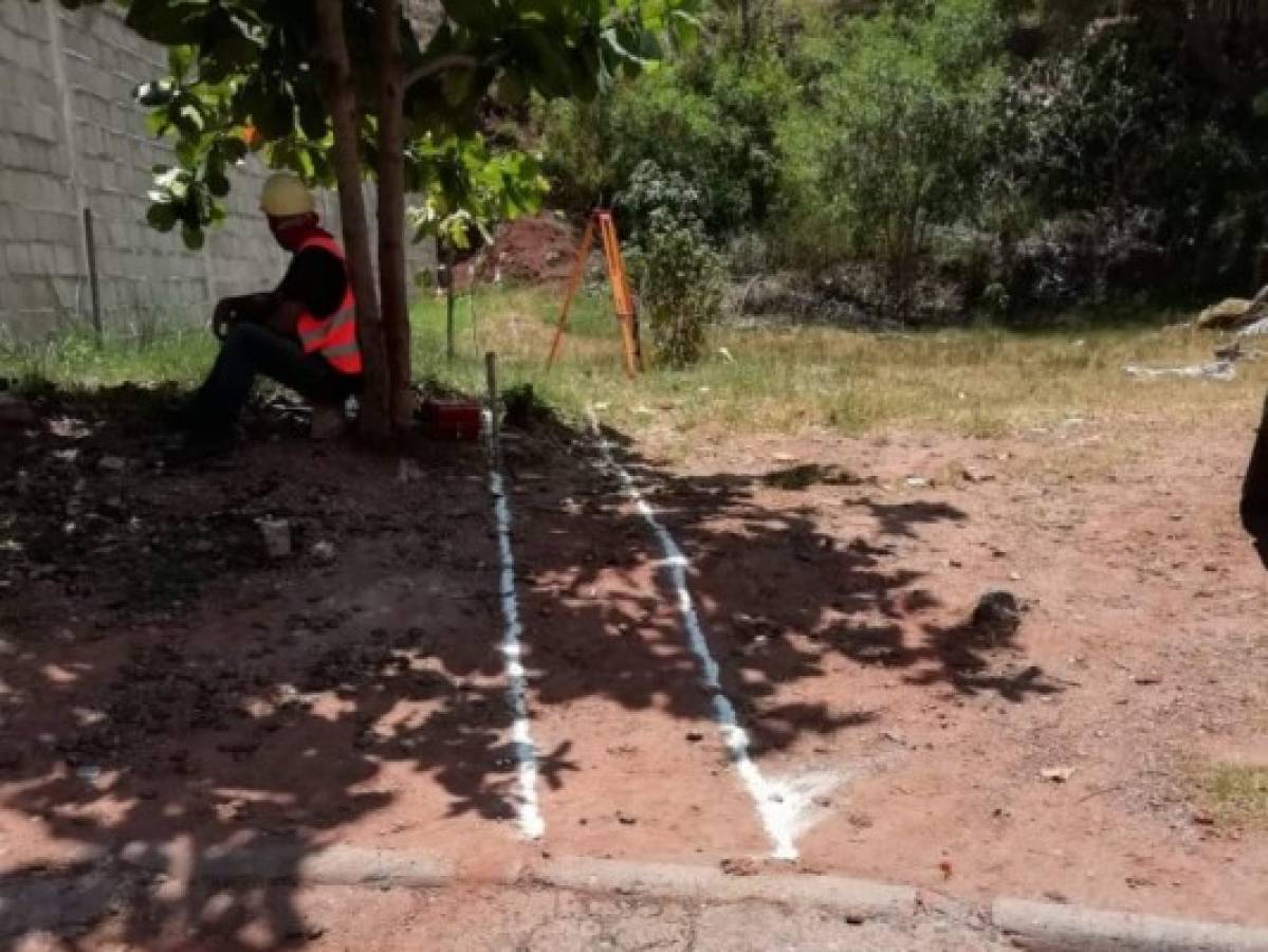 ASJ levanta en las inmediaciones de la Villa Universitaria una enorme construcción. En la imagen los trabajadores de la obra.