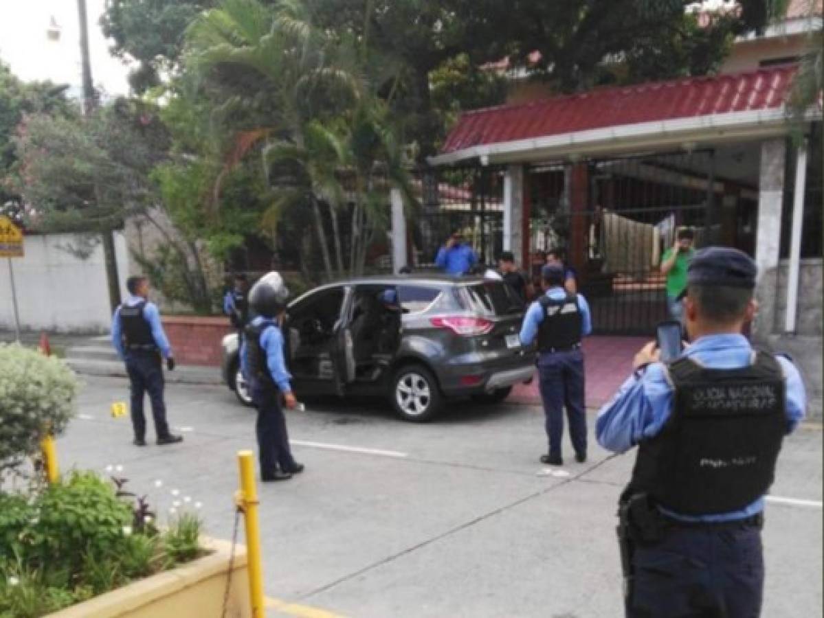Tirotean un vehículo frente a restaurante en Río de Piedras, SPS
