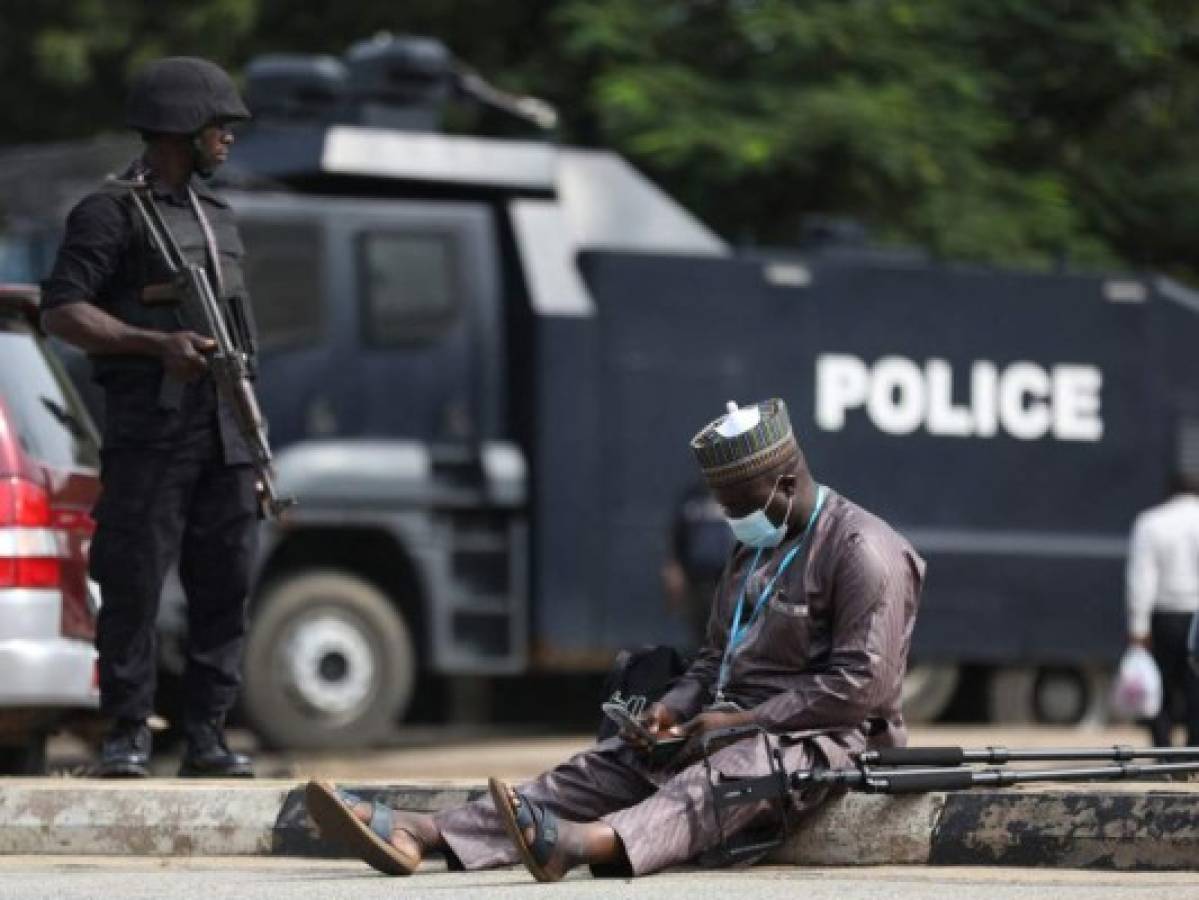 Al menos 575 presidiarios se fugan de una prisión atacada en Nigeria