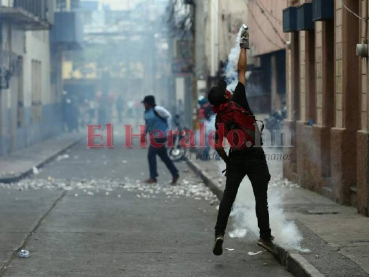 De tomas pacíficas a revuelta: Cronología de las protestas que dejaron 'bajo fuego' la capital de Honduras