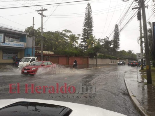 Fuerte lluvia azota la capital de Honduras la tarde de este lunes