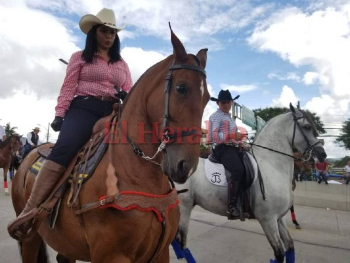 El desfile hípico fue parte de la celebración por los 440 años de fundación de Tegucigalpa.