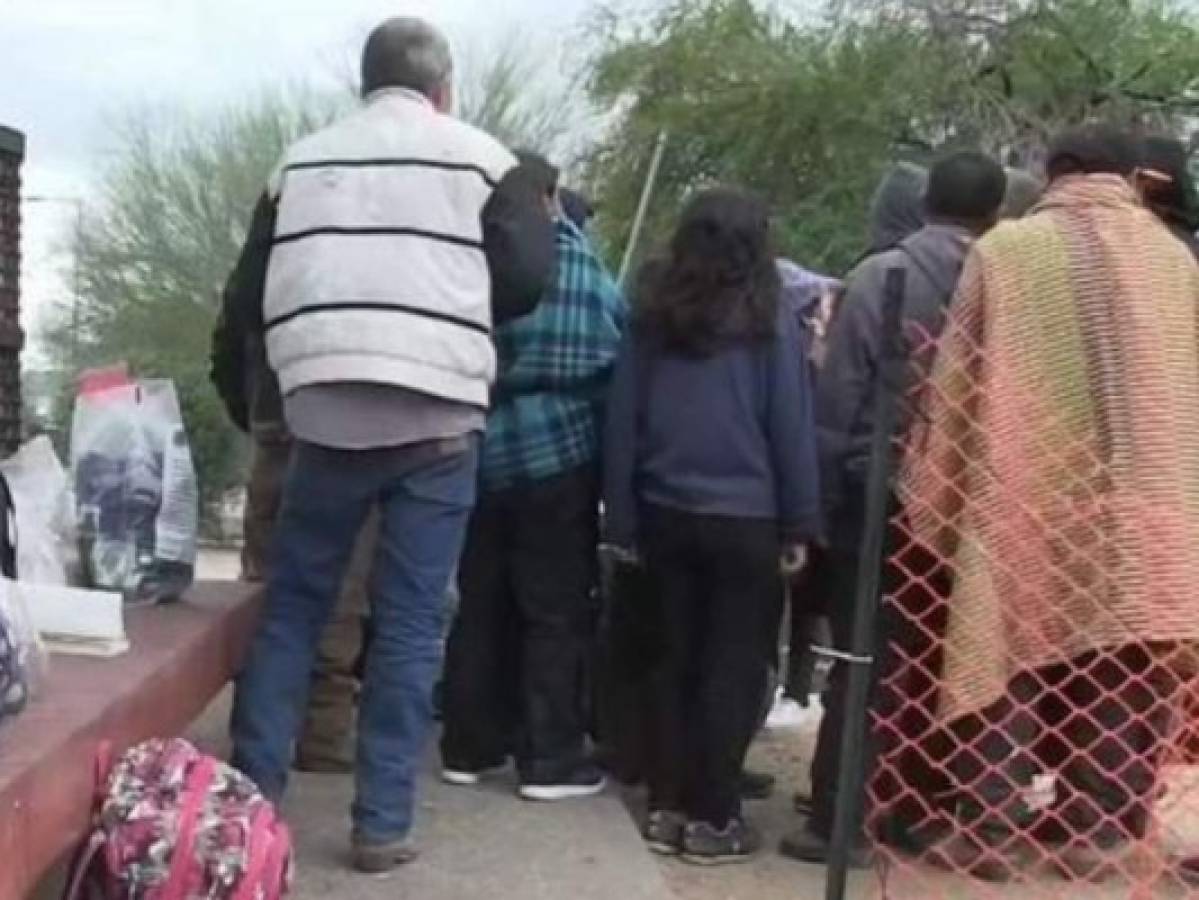 Prohíben a migrantes liberados por ICE esperar dentro de estaciones de autobuses