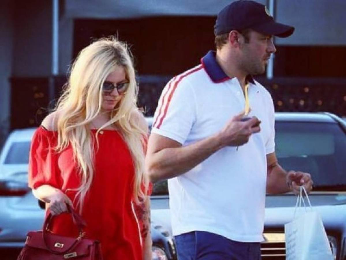 Así se le ha captado a la cantante Avril Lavigne junto al magnate divorciado.