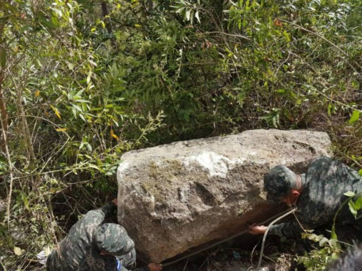 Una persona falleció y dos resultaron heridas al caer camión a hondonada en Marcala, La Paz